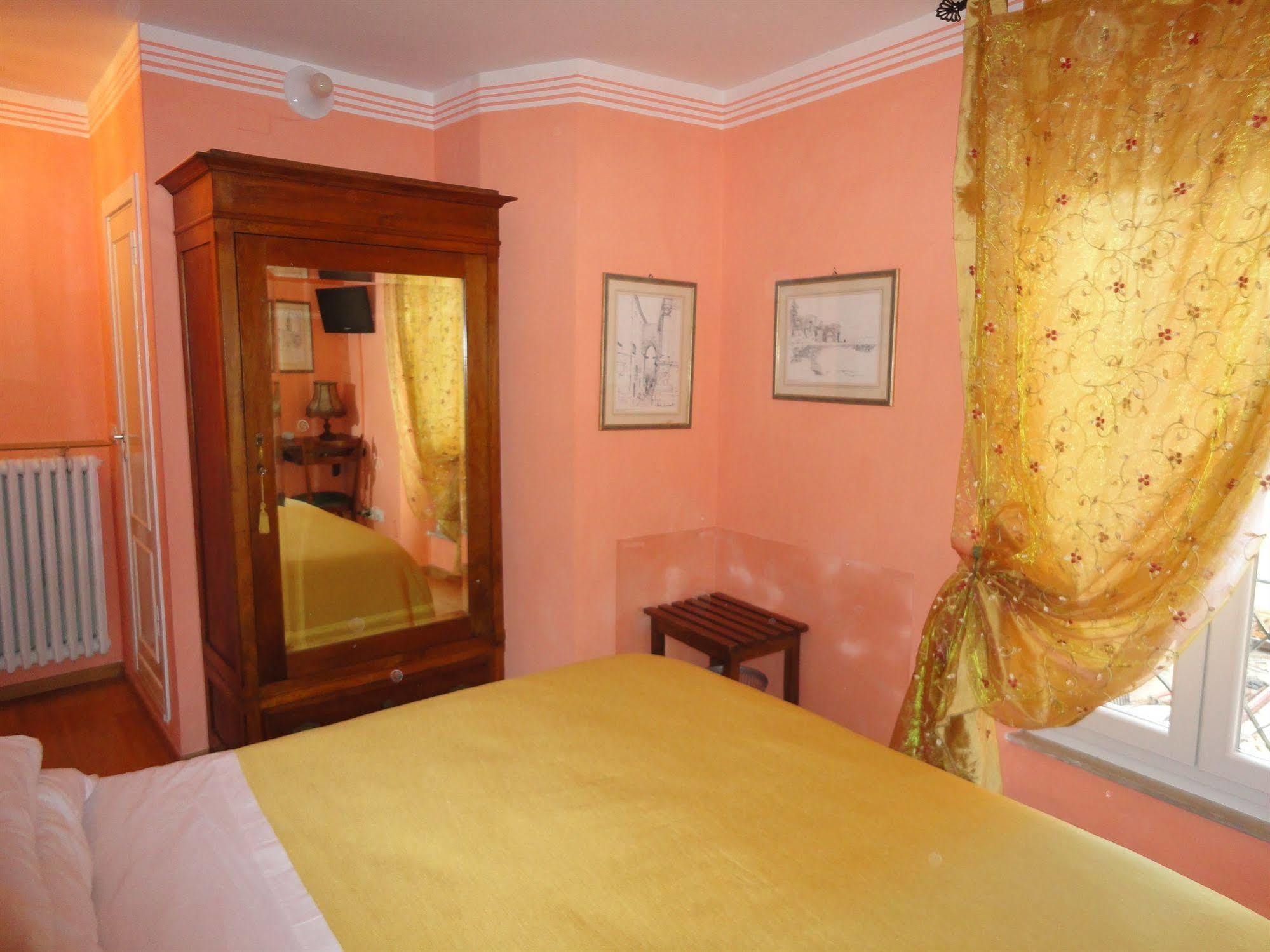 Hotel Morlacchi Перуджа Экстерьер фото